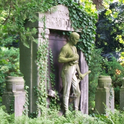Plastik "Der Pflüger" von Paul Juckoff auf dem Südfriedhof in Halle (Saale)