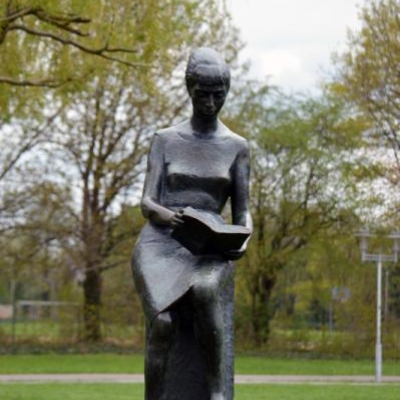 "Die Lesende" von Heinz Beberniß auf der Ziegelwiese in Halle (Saale)