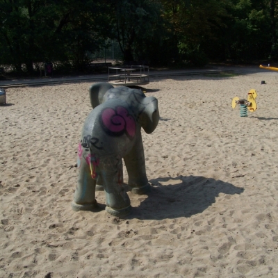 Spielplastik "Elefant" im Pestalozzipark in Halle (Saale)