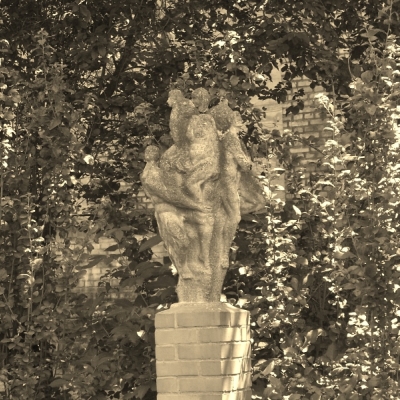 Figurenstele von Heinz Beberniß in der Großen Steinstraße in Halle (Saale)