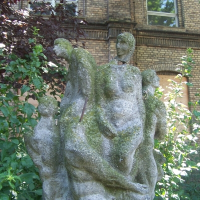 Figurenstele von Heinz Beberniß in der Großen Steinstraße in Halle (Saale)