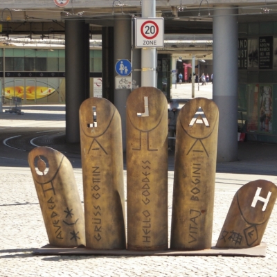 "Hallo Holla Hand" von Ursula Beiler auf dem Riebeckplatz in Halle (Saale)