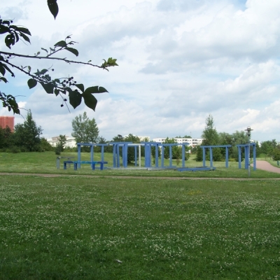 Installation "Labyrinth über blauem Garten" an der Hanoier Straße in Halle-Silberhöhe