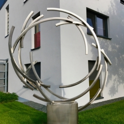 Skulptur "Lebenslinien" von Thomas Leu an der Ecke Gneisenaustraße / Am Heiderand in Heide-Süd in Halle (Saale)