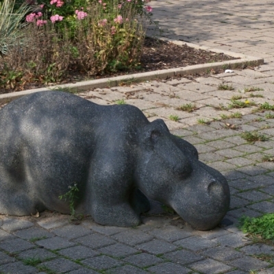 Plastik "Nilpferdbabies" von Robert Propf in Halle-Neustadt