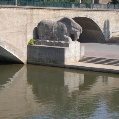 Pferd und Kuh an der Giebichensteinbrücke in Halle (Saale)