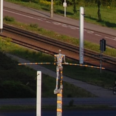 Seiltanzender Harlekin am Rennbahnkreuz in Halle (Saale)