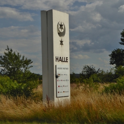 Stadtwappenstein an der Salzmünder Straße (L 159) in Halle-Dölau