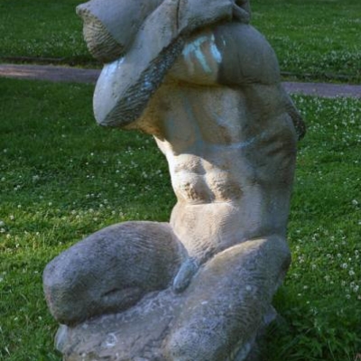 Steinskulpturen im Heine-Park