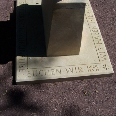 Plastik "Trauernde" auf dem Kirchhof der St. Briccius-Kirche in Halle (Trotha)