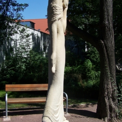 Plastik "Trauernde" auf dem Kirchhof der St. Briccius-Kirche in Halle (Trotha)