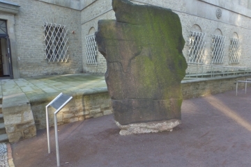 Schön-Ännchen-Stein neben dem Landesmuseum in Halle (Saale)
