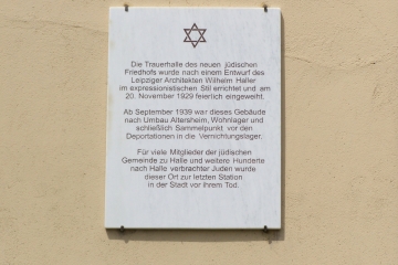 Gedenktafel an der jüdischen Trauerhalle in der Dessauer Straße in Halle (Saale)