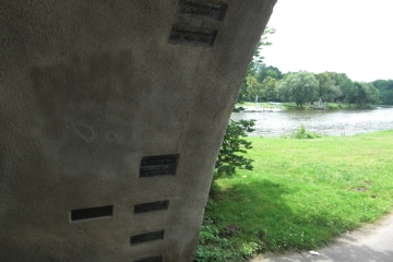Hochwassermarken an der Giebichensteinbrücke in Halle (Saale)