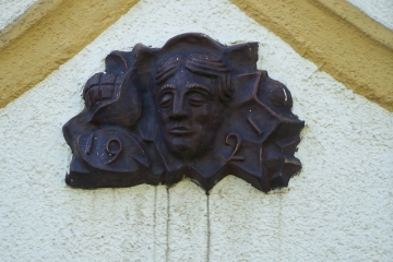 Reliefs in der Anton-Russy-Straße von Richard Horn