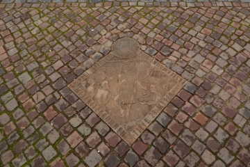 Relieftafel für den Meteritzbrunnen am Hallmarkt in Halle (Saale)