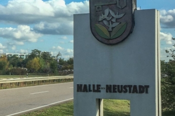 Stadtwappenstein an der Bundesstraße 80 in Halle-Neustadt