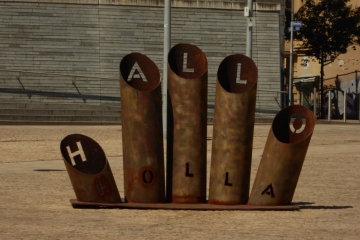 "Hallo Holla Hand" von Ursula Beiler auf dem Riebeckplatz in Halle (Saale)