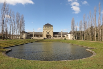 Figurengruppe "Leben und Tod" auf den Malsäulen vor der Feierhalle auf dem Gertraudenfriedhof in Halle (Saale)