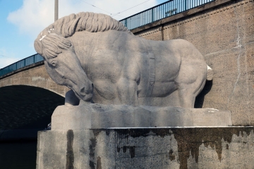 Pferd und Kuh an der Giebichensteinbrücke in Halle (Saale)