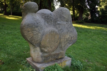 Steinskulpturen im Heine-Park
