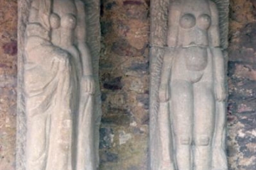 Zwei Figuren (Portalfiguren Kraftwerk Trotha) im Innenhof der Moritzburg in Halle (Saale)